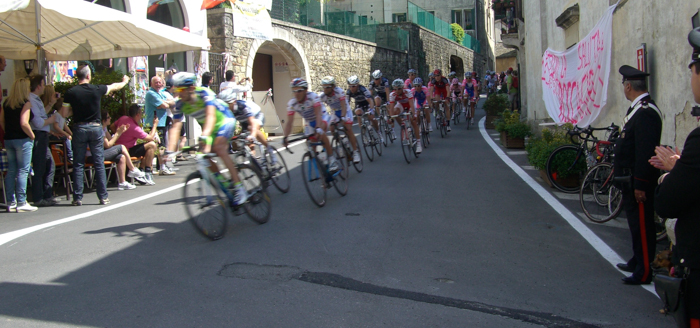 cyclists giro d'italia asolo